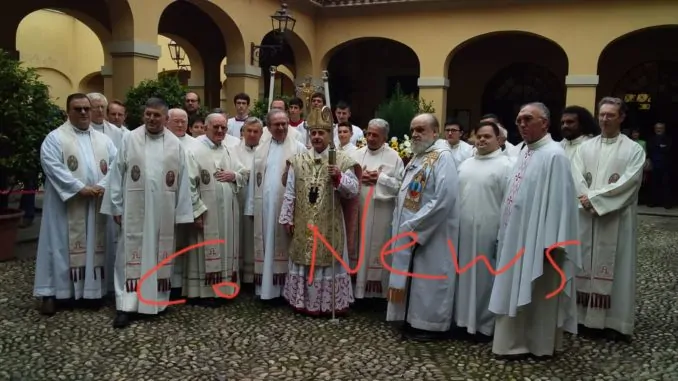 La Confraternita Del Santo Rosario Di Corbetta Dona All Arcivescovo Delpini La Pergamena Celebrativa Del Perdono
