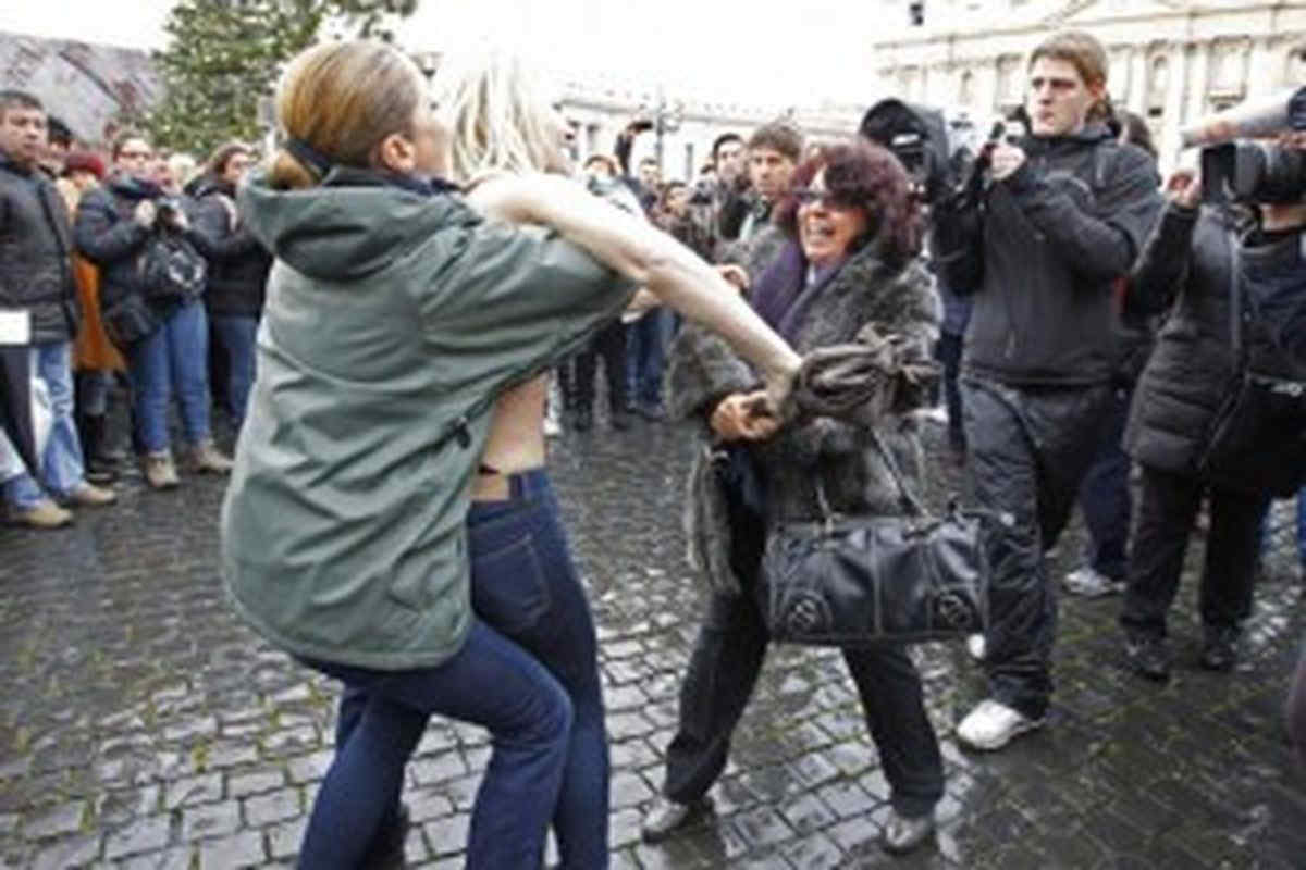 Le Femen in vaticano, anche in Italia picchiate dai fedeli!
