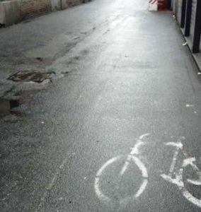 Via Patriotti, incidente con la bicicletta: una caduta pericolosa