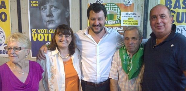 Matteo Salvini con la sezione della lega nord