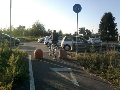 pista ciclabile magenta panettoni anti ciclista