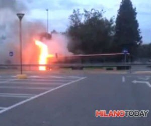 Autobus della Movibus a fuoco a Nerviano