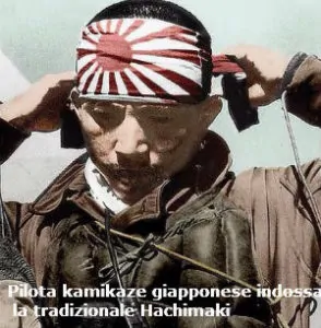 "Pilota kamikaze giapponese indossa la tradizionale Hachimaki"