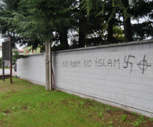 La scritta sul muro di Ossona: No rom No party, cioè no islam