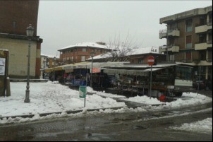 Al mercato di Ossona la neve la spalano i commercianti