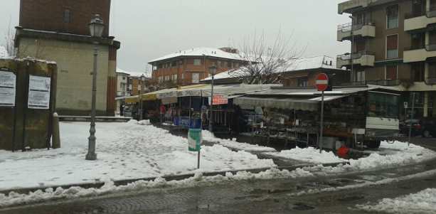 Piazza Litta, a Ossona neve e mercato