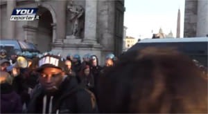 Vogliono contestare la Lega Nord a Roma, ma sbagliano il giorno e le prendono dai poliziotti