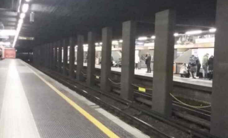 metropolitana rossa a Milano