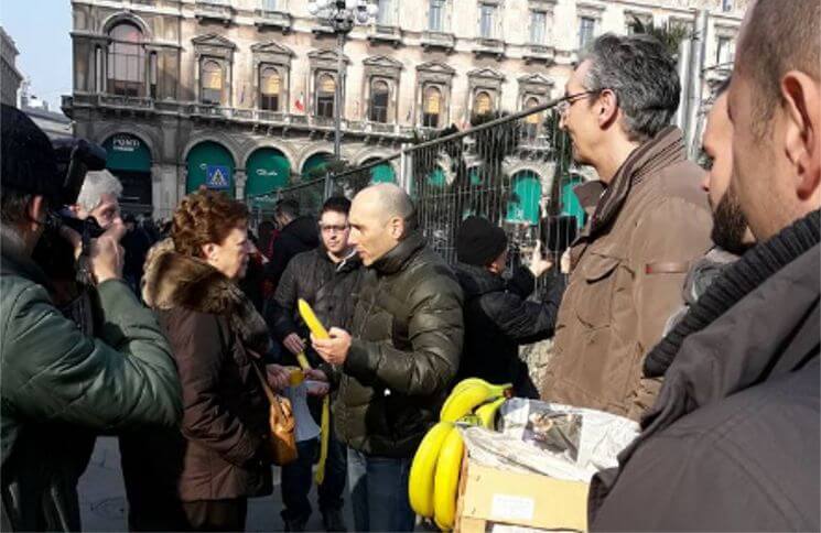 banane,piazza duomo. La guerra delle banane donate in piazza Duomo - 18/02/2017