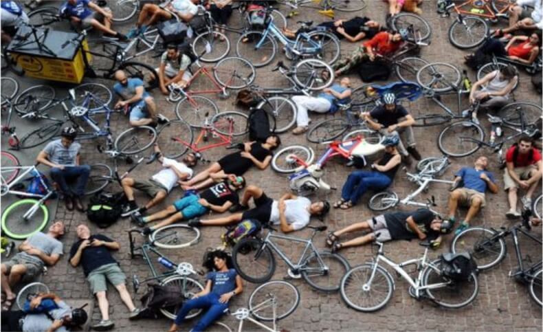 ciclisti. Bike. Flash mob di ciclisti con protesta a Palazzo Marino - 12/07/2017