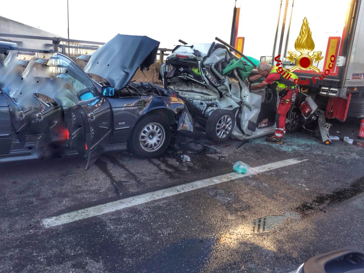 incidente stradale. Terribile incidente stradale all'uscita Certosa - 15/06/2018