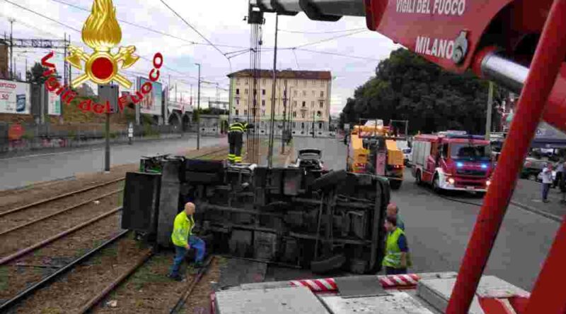 camion dell'amsa. Camion dell'Amsa si rovescia sui binari del tram - 25/06/2018