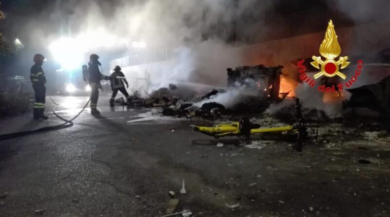 . Un incendio ha distrutto un'auto a Magenta. I Vigili del Fuoco spengono le fiamme - 04/09/2023