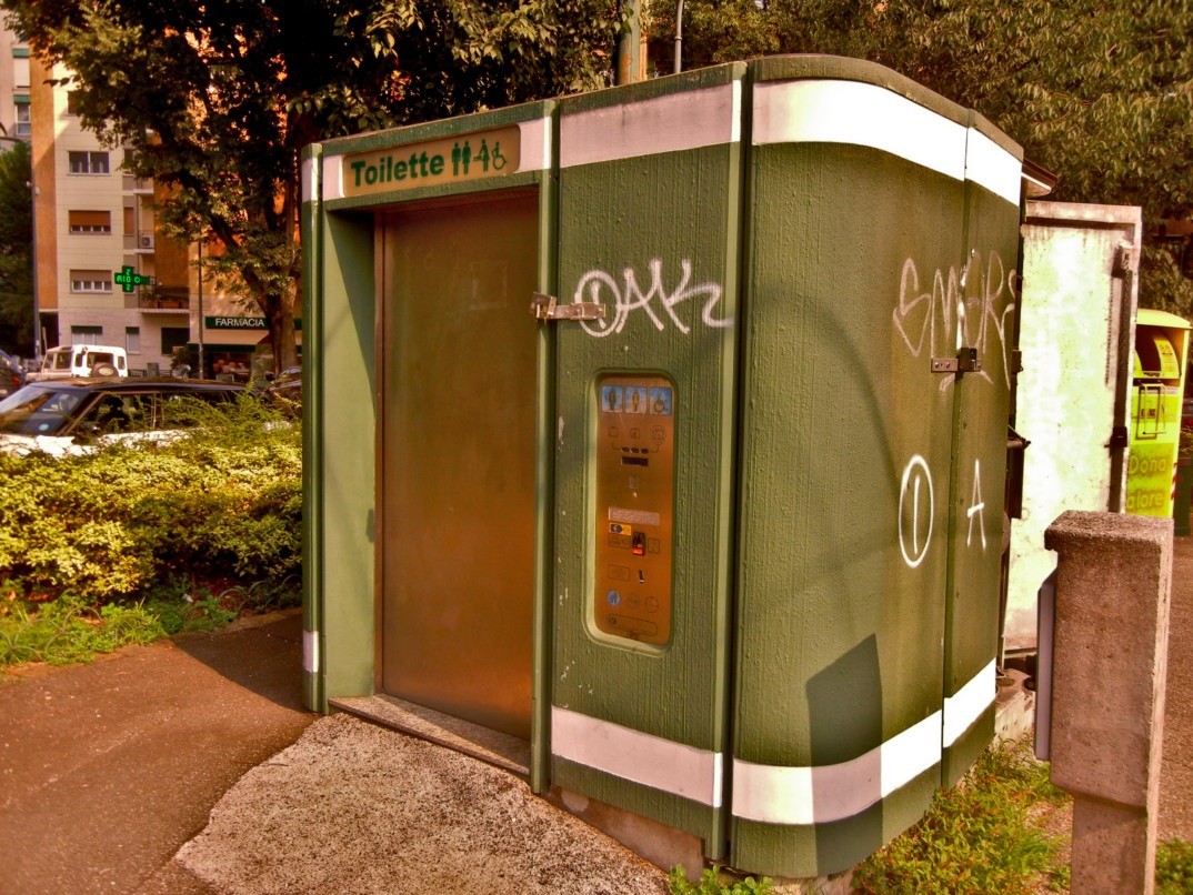 Il problema dei bagni pubblici a Milano