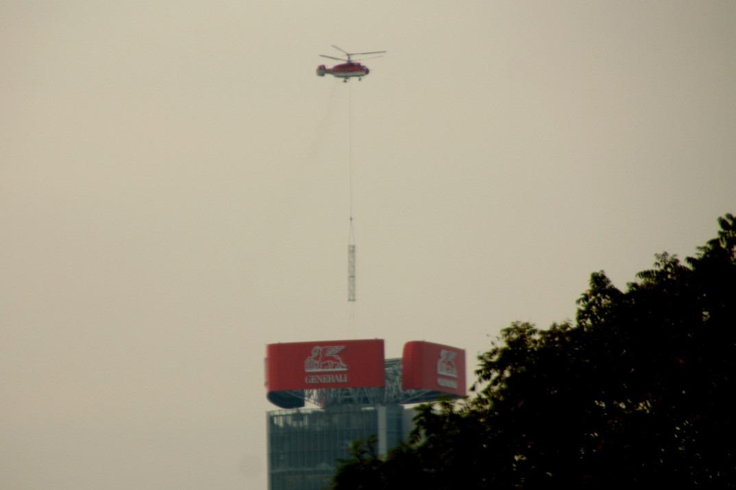 gru. Smontata con un elicottero la gru della torre delle Assicurazioni Generali - 22/09/2018