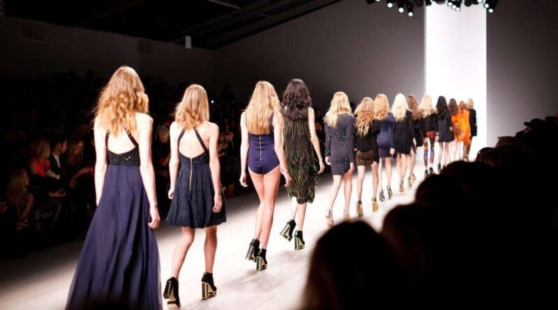 anoressia. Milano Moda Donna: 70 sfilate con Armani, Gucci e Versace contro l'anoressia - 09/08/2012