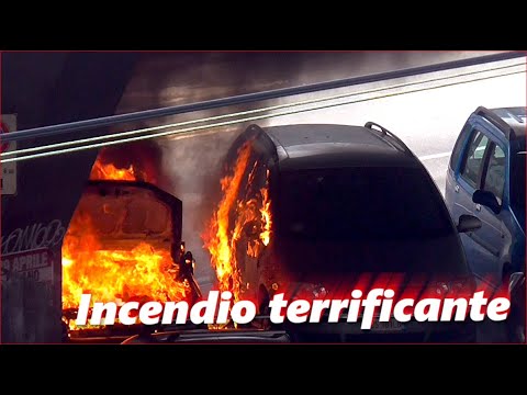 Tre auto distrutte da un incendio in Viale Monte Ceneri a Milano (Video)