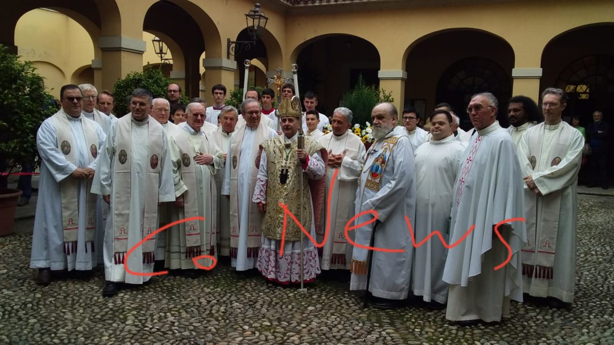 . La confraternita del Santo Rosario di Corbetta dona all'arcivescovo Delpini la pergamena celebrativa del Perdono - 25/04/2019