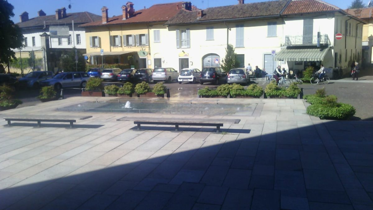 . Sacchi di plastica nella fontana di piazza del Popolo, a Corbetta. Si allaga tutto - 30/04/2019
