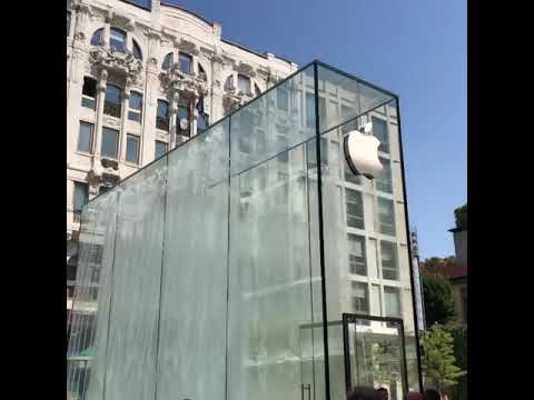. Francese nuda nella fontana della Apple (video) - 23/05/2019
