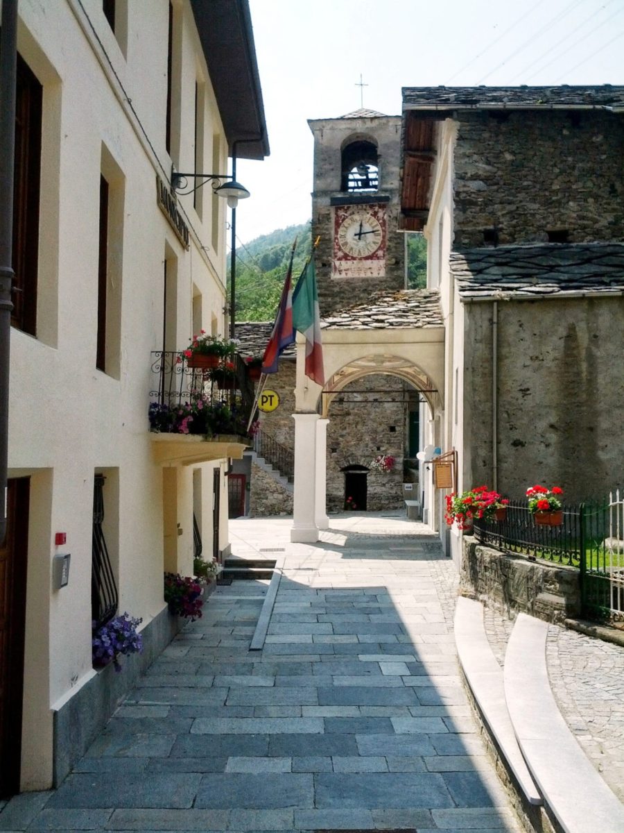 Ingria, Piemonte: uno dei piccoli comuni del Canavese, che durante l'anno ha pochi residenti, ma durante i periodi di vacanza ospita anche più di mille persone
