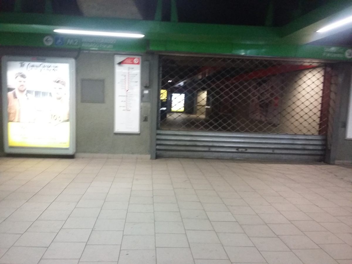 . Si butta sotto la metro rossa ed è caos in città - 03/06/2019