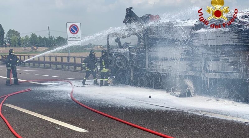 . Ribaltato camion con eternit, prende fuoco su A22 - 11/06/2019