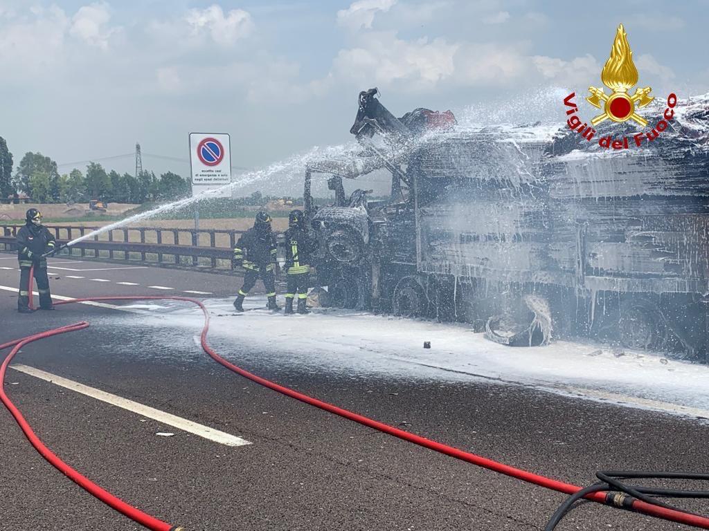 . Ribaltato camion con eternit, prende fuoco su A22 - 11/06/2019