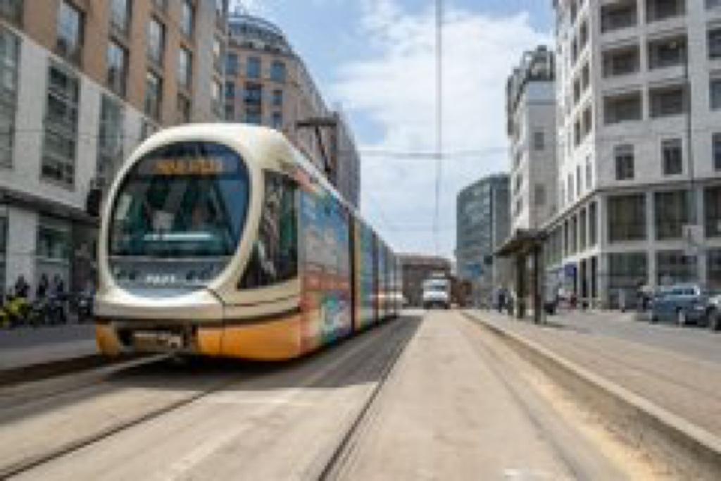 . Attimi di pazzia a Milano. Uomo butta giù il tranviere e ruba il tram - 10/07/2020