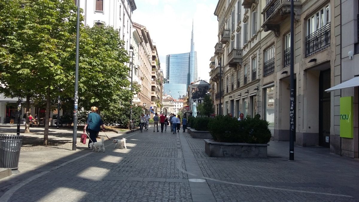 Milano, largo La Foppa, all'incrocio con Corso Garibaldi. La  zona Movida