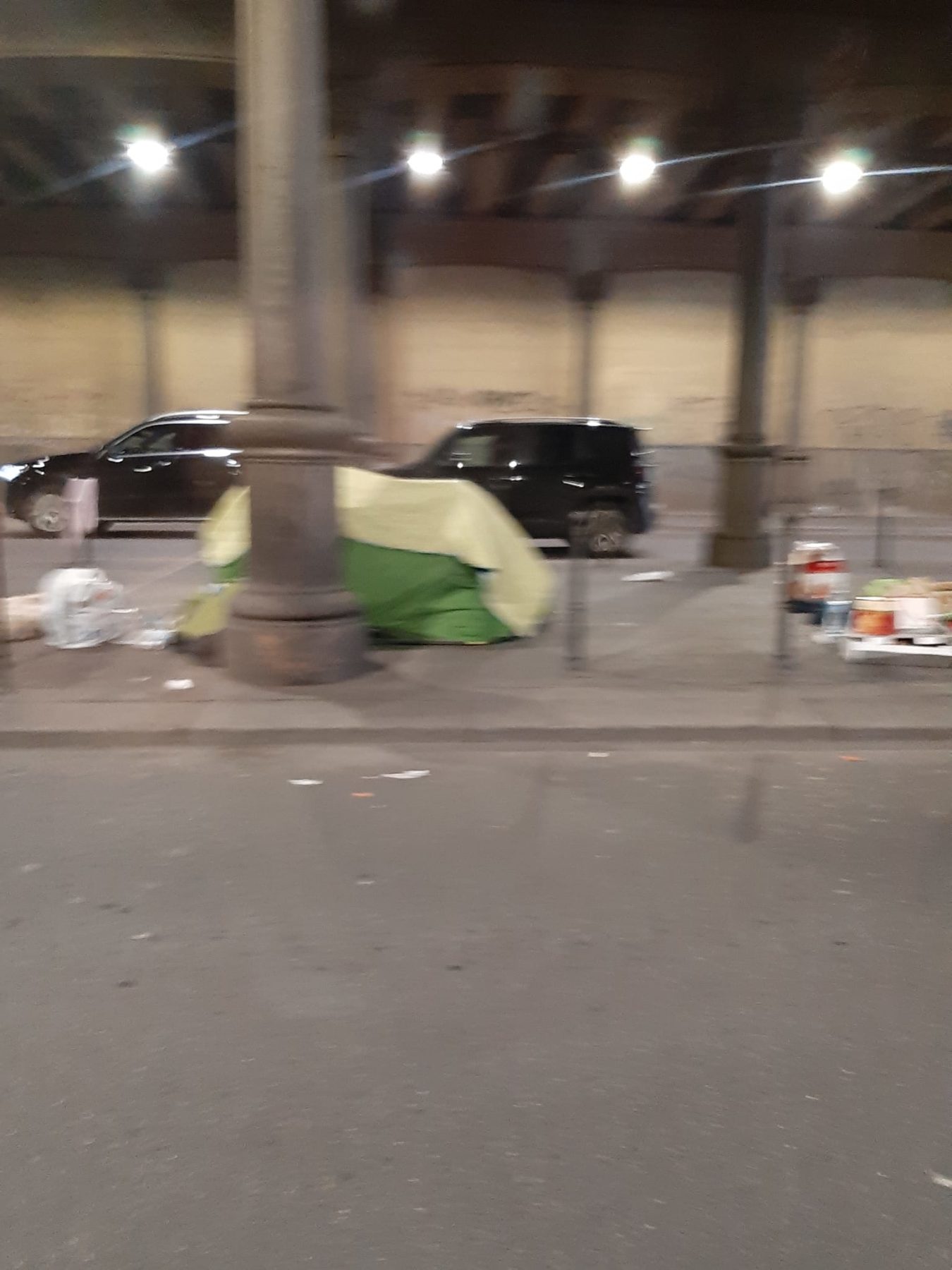 Ponte sotto la ferrovia della stazione Centrale a Milano. Diversi senza tetto dormono lì