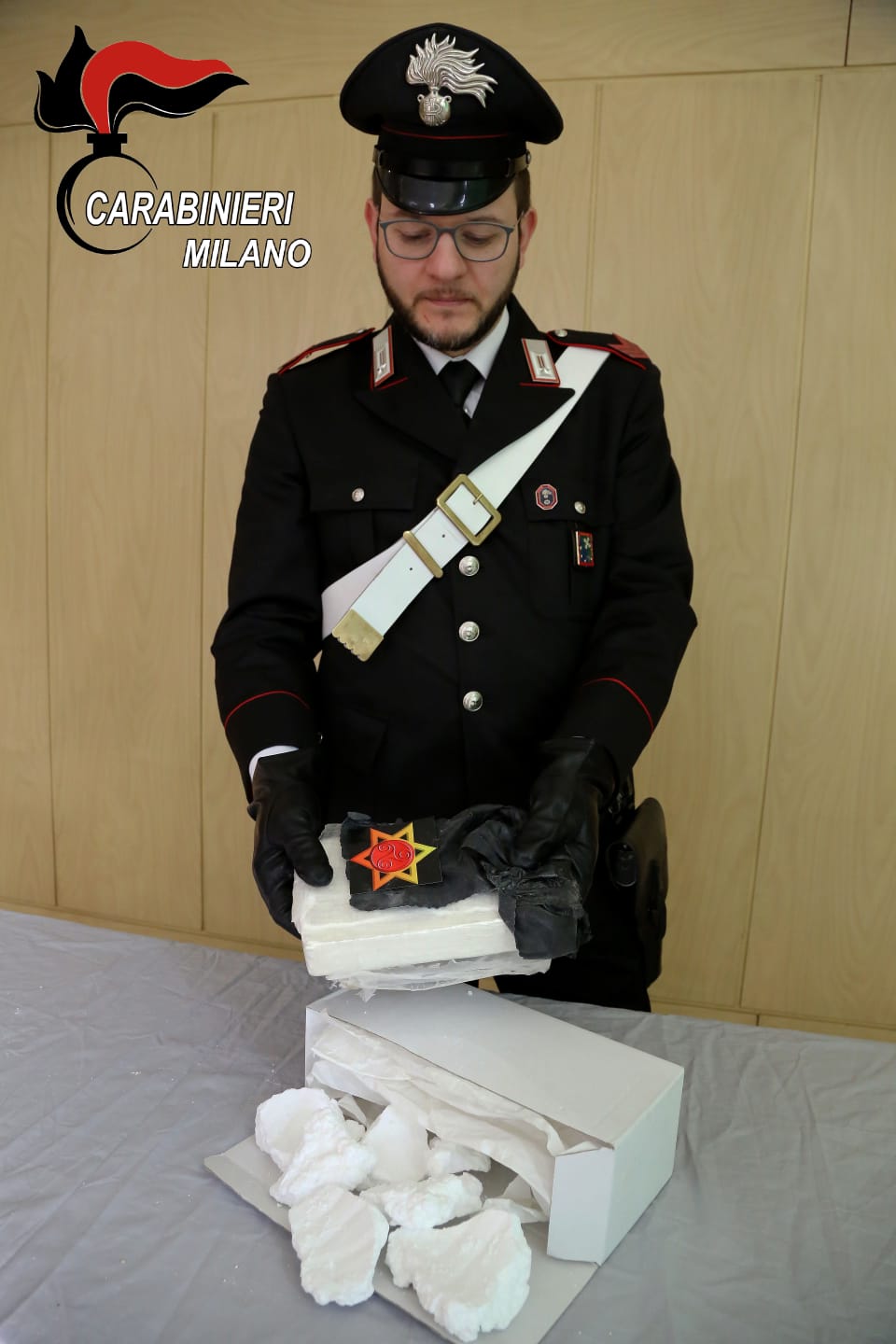 Carabiniere mostra un panetoot di cocaina marchiata, appena sequestrata