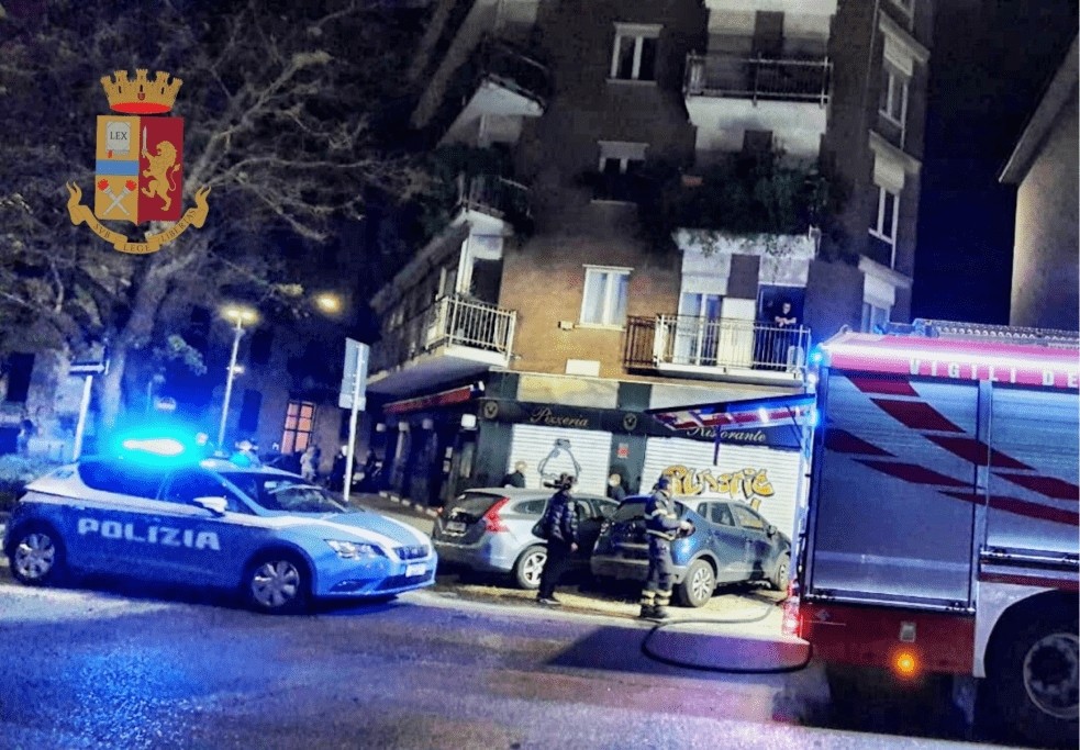 Auto polizia e camion vigili del fuoco Milano
