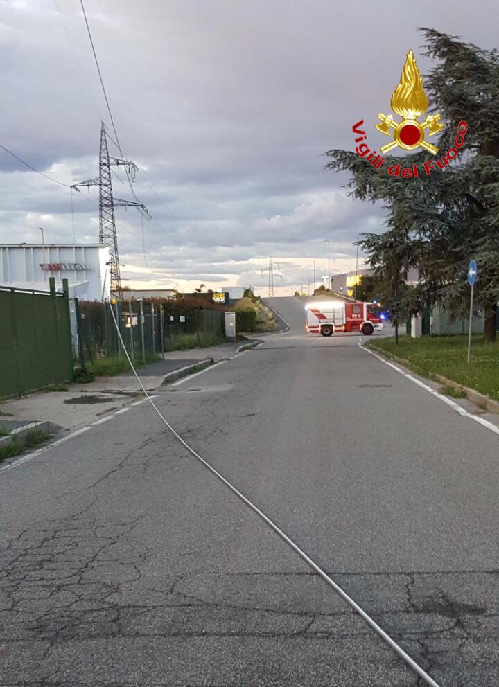 Alta tensione. Cadono i cavi dell'alta tensione da 130mila volt e agganciano un furgone, sulla Vecchia Vigevanese - 21/06/2020