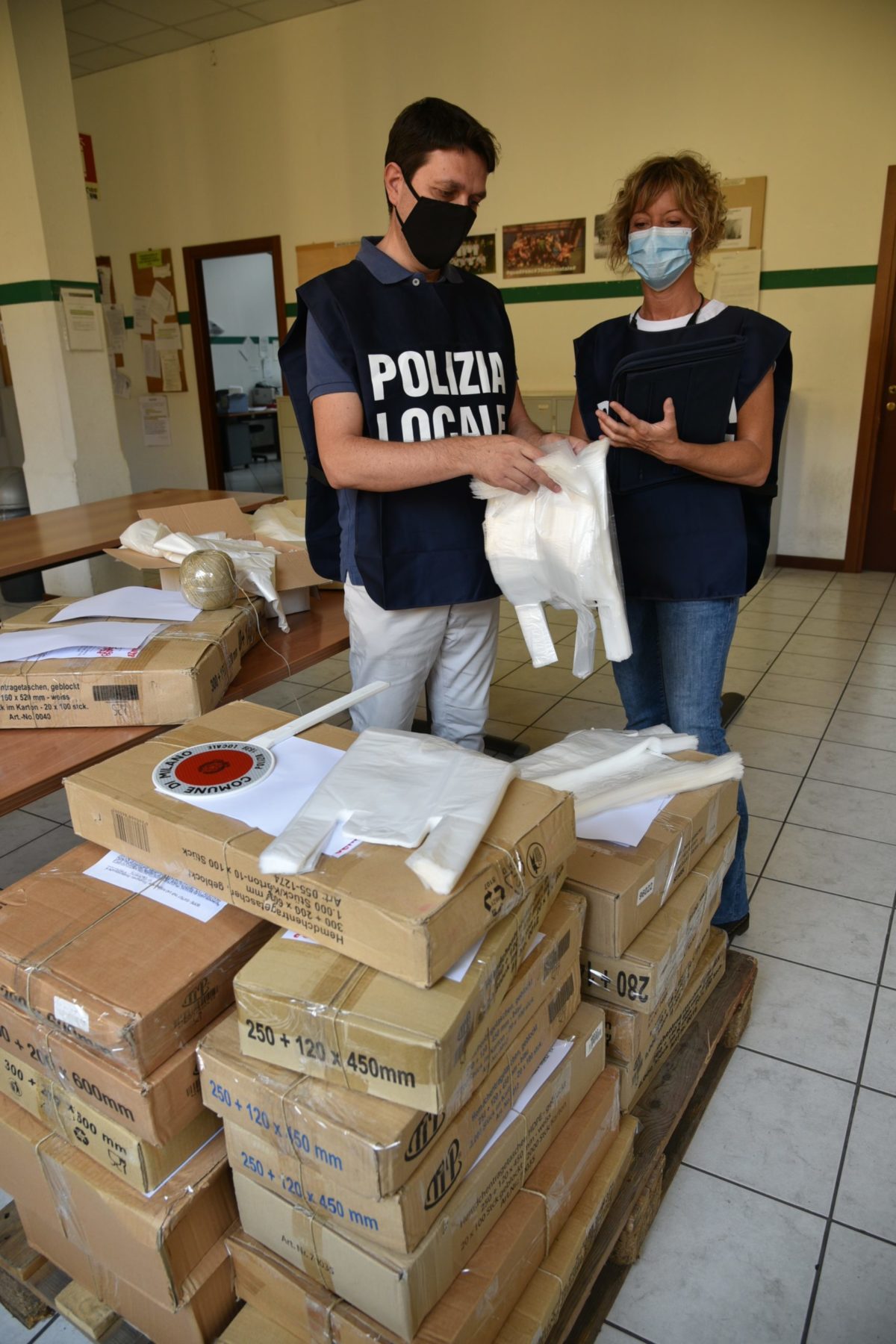 Sacchetti di plastica sequestrati dalla polizia locale