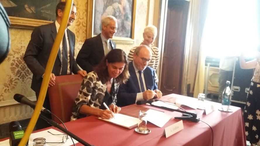 La dott.ssa Collina, del Politecnico di Milano firma l'accordo con il  suo pari dell'università di Chicago, dell' Illinois