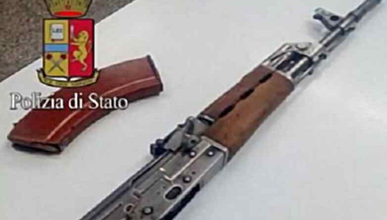 kalashnikov Ak 47. Girava con un Kalashnikov AK 47 in Giambellino. Arrestato - 03/09/2017