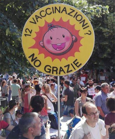 manifestazione contro i 12 vaccini contemporanei a Milano