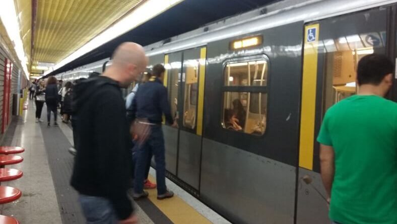 Bambino è stato abbandonato. Un bambino è stato abbandonato in metro a Milano. Salvato dalla guardia di finanza - 10/05/2017