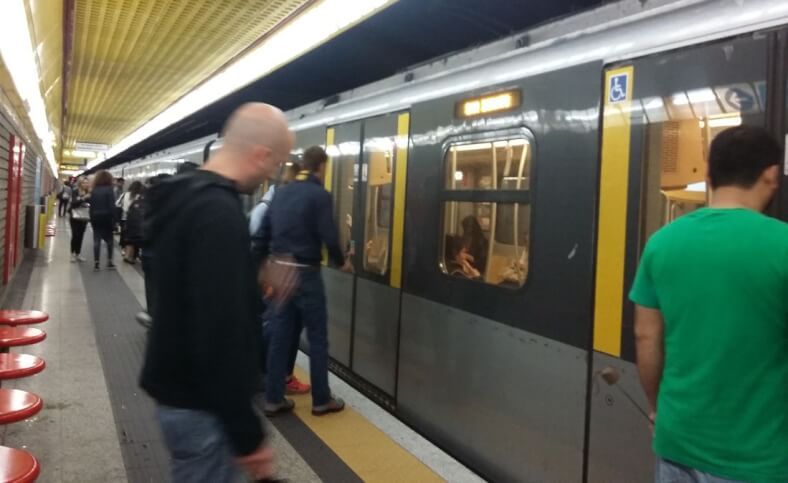 Bambino è stato abbandonato. Un bambino è stato abbandonato in metro a Milano. Salvato dalla guardia di finanza - 10/05/2017