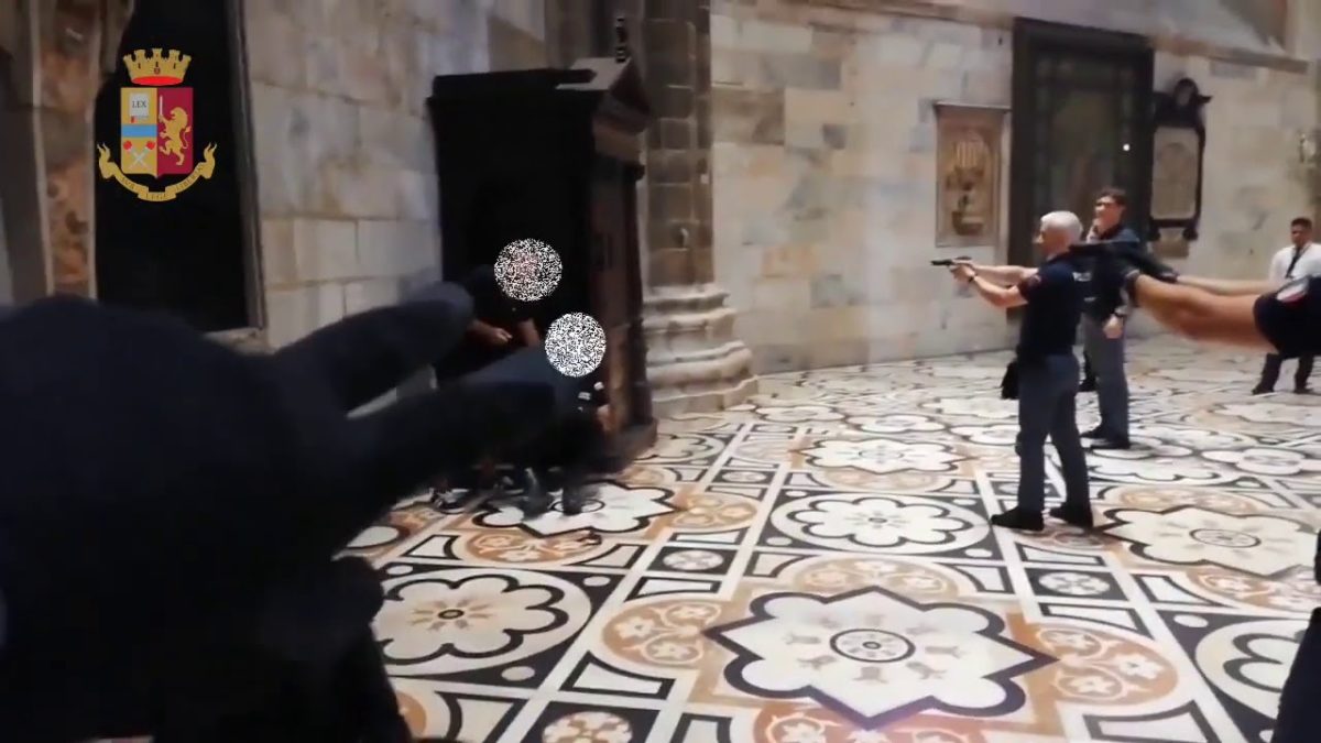 Duomo di Milano. Un egiziano prende in ostaggio guardia giurata (video)