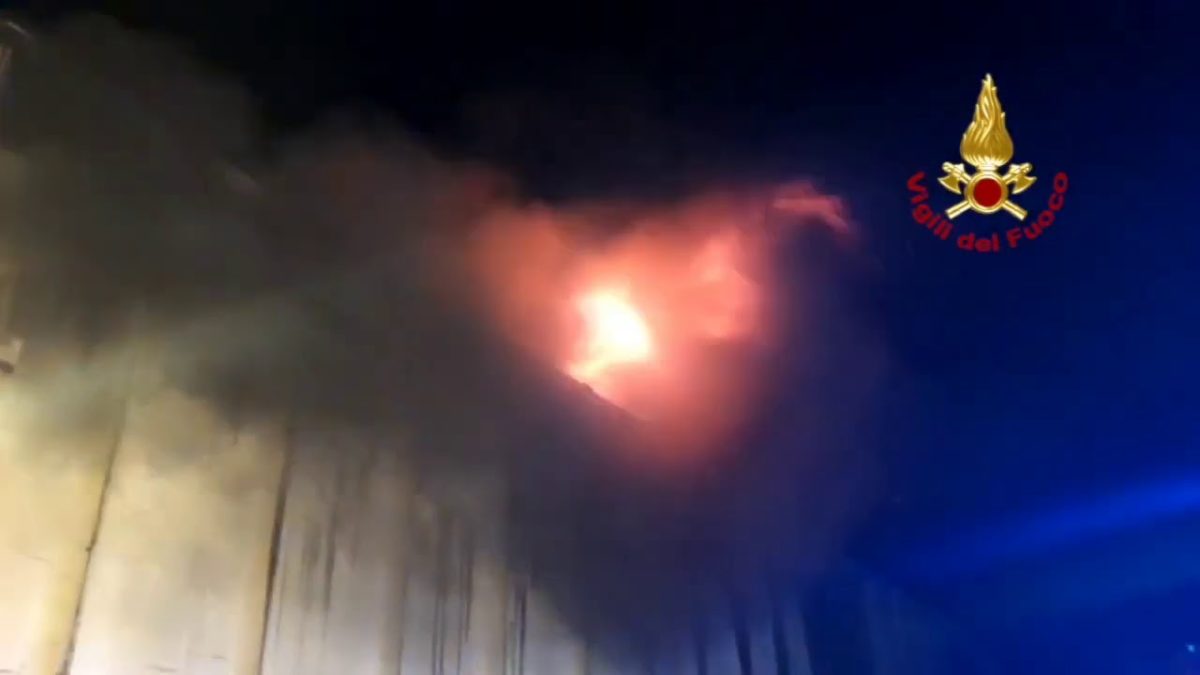Incendio a Settimo milanese. Il video dei vigili del fuoco