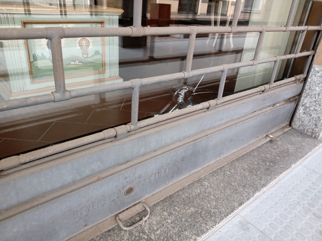 ossona vandali colpiscono una vetrina