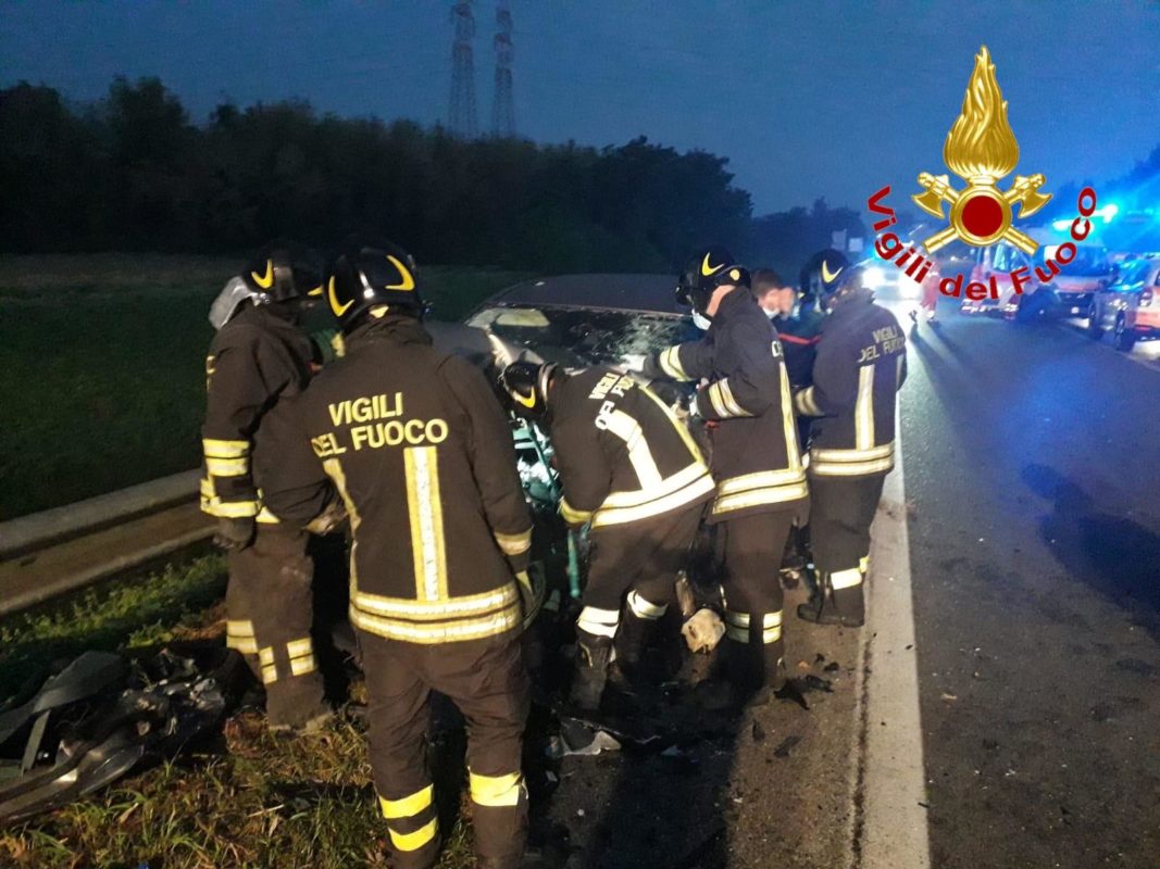 Incidente San Giuliano Milanese vigili del fuoco al lavoro