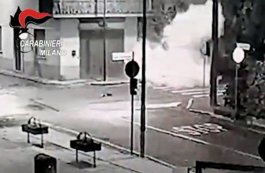 Vanzaghello, l'esplosione del bancomat ripresa da una telecamera pubblica