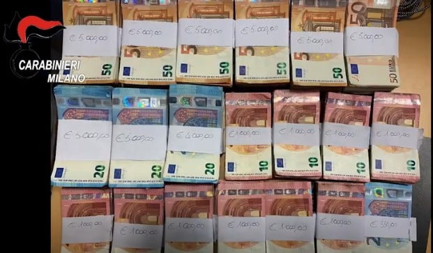 Il bottino del furto del bancomat di Vanzaghello. 54mila euro