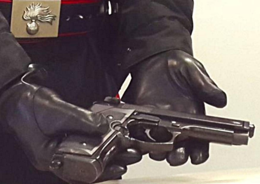 rapina carabinieri, pistola