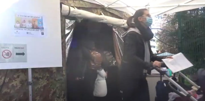 vaccino antinfluenzale spray nasale nella tenda militare da campo per i bambini