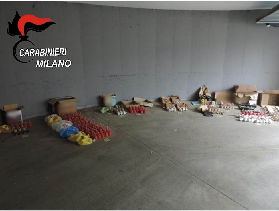 Arsenale di botti per vendita  illegale a Rozzano. Denunciato un 33enne