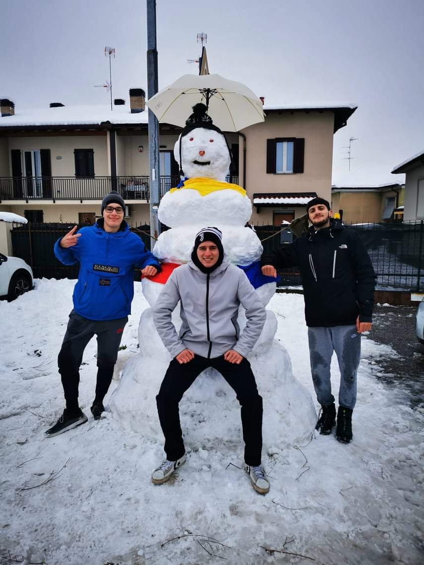 . Pupazzo di neve gigante in via Crivelli a Magenta - 28/12/2020